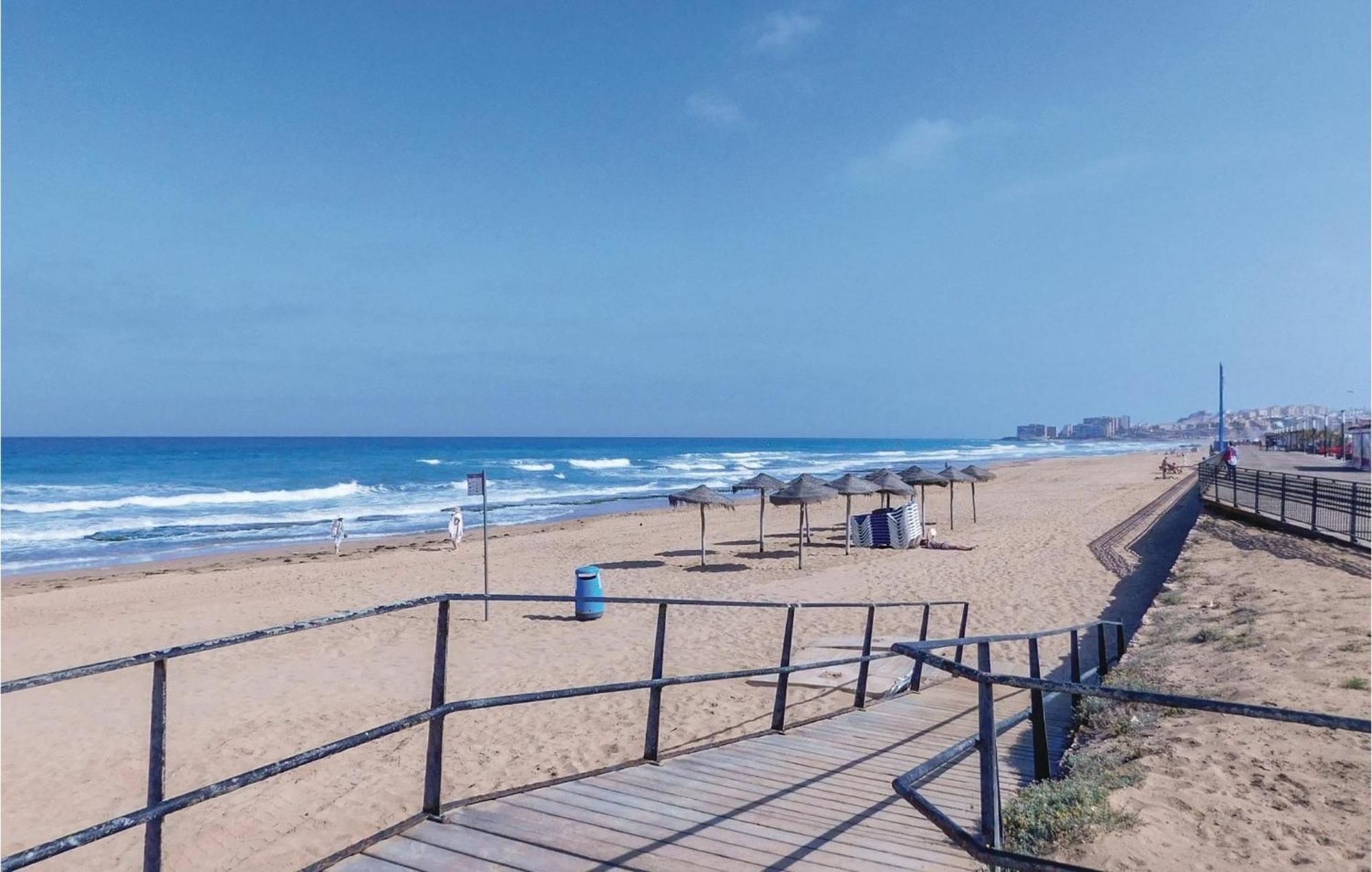 Cozy Apartment In Torrevieja-La Mata With Kitchen Exterior foto